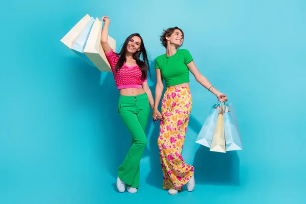 ファンキーな2人の少女レズビアン夏服のフルサイズのボディ写真 ブルーカラーの背景に隔離されたシーズンショッピングモールを準備する休暇 — ストック写真