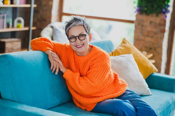 Porträt Positiver Zufriedener Älterer Mensch Sitzt Gemütliches Sofa Zahmes Lächeln — Stockfoto