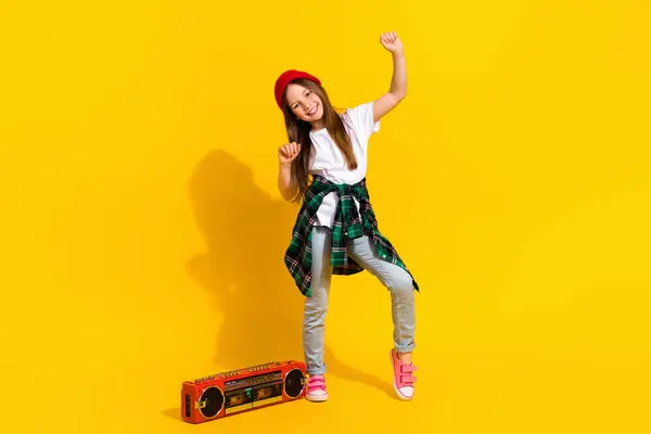 Ganzkörperfoto Von Niedlichen Kleinen Mädchen Heben Hände Tanzen Boombox Gekleidet — Stockfoto