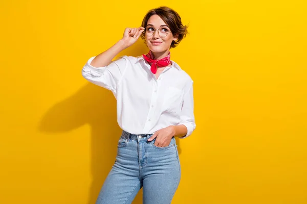 Photo Clever Young Lady Bob Hair Looking Minded Touch Eyeglasses — Stock Photo, Image