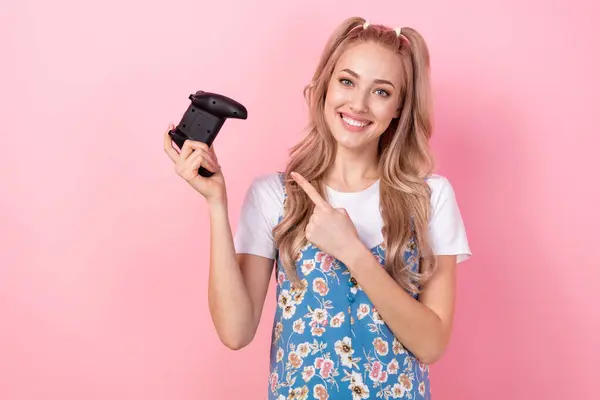 Retrato Chica Satisfecha Con Colas Caballo Llevar Camiseta Debajo Del — Foto de Stock