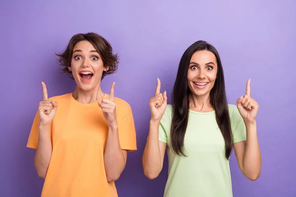 Φωτογραφία Από Εντυπωσιασμένος Χαρούμενες Κυρίες Φορούν Shirts Δείχνει Δύο Δάχτυλα — Φωτογραφία Αρχείου