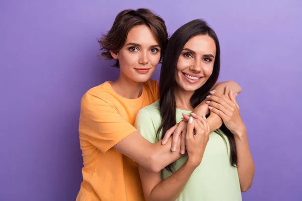 Photo Cheerful Charming Ladies Wear Shirts Smiling Embracing Isolated Violet — Stock Photo, Image