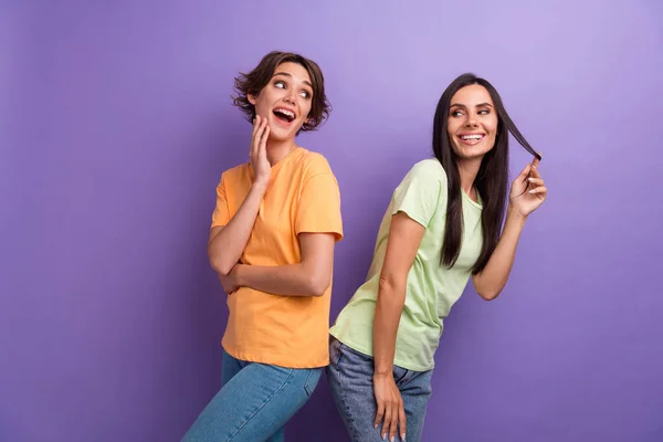 Heyecanlı Neşeli Kadınların Tişört Giyip Boş Izole Menekşe Rengi Arka — Stok fotoğraf