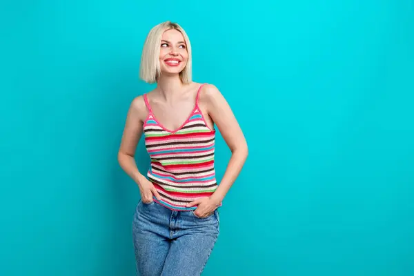Photo Attractive Young Woman Arms Pockets Look Empty Space Dressed — Stock Photo, Image