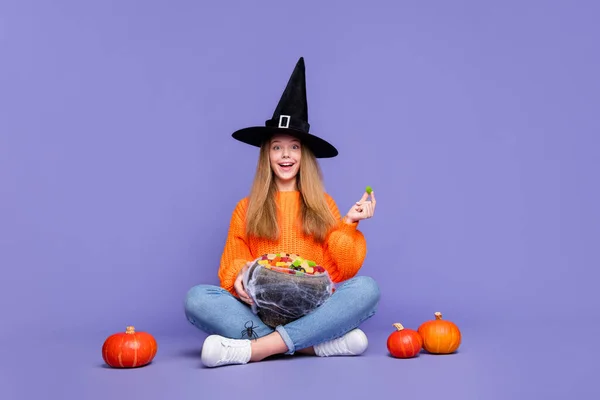 Foto Comprimento Total Adolescente Comendo Recebido Halloween Marmelada Feriado Balde — Fotografia de Stock