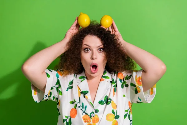 Retrato Chica Encantadora Impresionada Sostiene Cabeza Limones Frescos Hacen Orejas — Foto de Stock