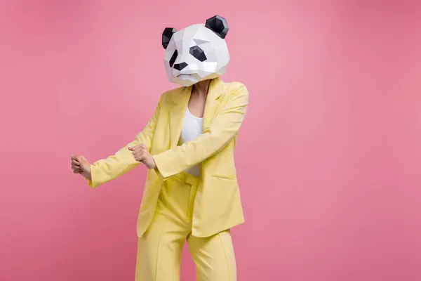 Photo Cool Chic Vêtements Personne Panda Masque Dansant Espace Vide — Photo