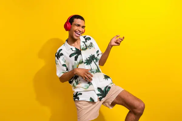 Tatmin Olmuş Bir Adamın Portresi Tropik Gömlek Giyer Kulaklıkla Rock — Stok fotoğraf