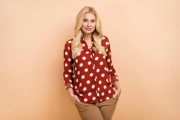 Photo Young Confident Woman Ceo Wear Red Dotted Shirt Hands — Stock Photo, Image