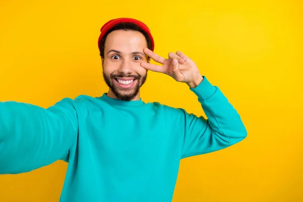 Portret Pozytywnego Funky Człowieka Brodą Ubrany Turkusowy Pullover Podejmowania Selfie — Zdjęcie stockowe