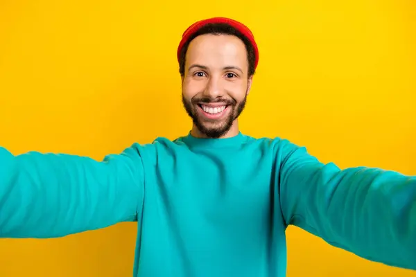 身穿绿松石套头衫的快乐而乐观的男人的画像 使自己在黄色的背景下被孤立地微笑 — 图库照片