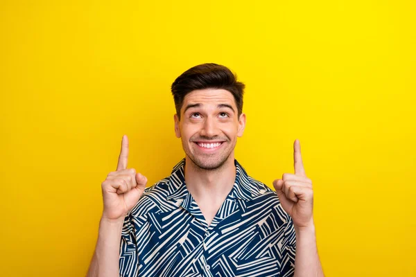 Portrét Spokojený Chlap Módní Účes Nosit Tiskové Tričko Vzhled Režie — Stock fotografie