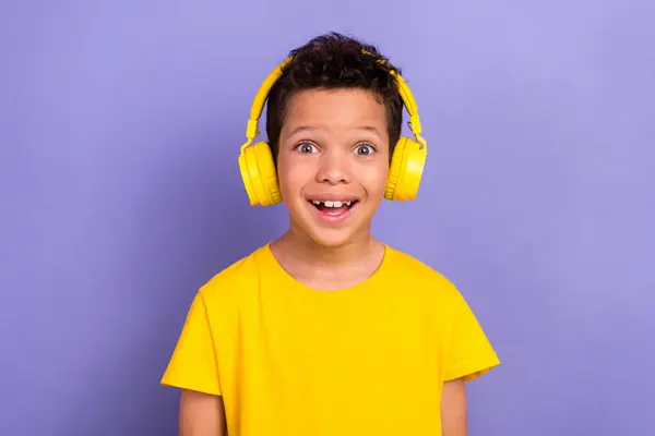Okullu Çocukların Şirin Kulaklıklarının Fotoğrafı Heyecan Verici Müzik Mor Renkli — Stok fotoğraf