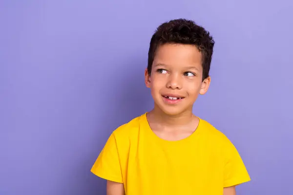 Фото Веселого Симпатичного Хлопчика Жовтому Модному Одязі Який Виглядає Порожнім — стокове фото