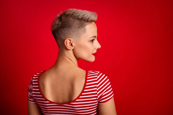 Profil Seite Hinten Foto Von Wunderschönen Mädchen Mit Stilvollem Haarschnitt — Stockfoto