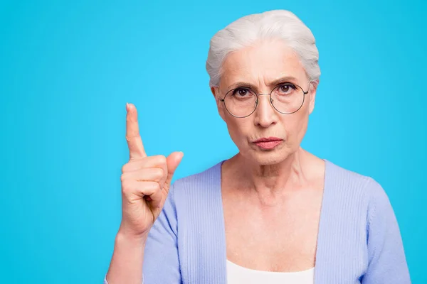 眼鏡を指で脅かす上向き灰色髪の古い厳格な女性の肖像画 バイオレット パープル バック グラウンドを分離 — ストック写真