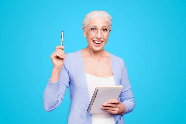 好主意白发老开朗快乐微笑的商界女子戴着眼镜 拿着纸钞书和钢笔 被隔绝紫紫色背景 — 图库照片
