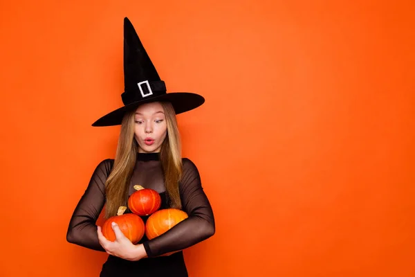 Photo Portrait Attractive Blonde Teen Woman Hold Pumpkins Pile Dressed — Stock Photo, Image