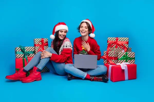Ganzes Foto Von Hübschen Lachenden Damen Weihnachtsmann Helfer Gekleidet Drucken — Stockfoto