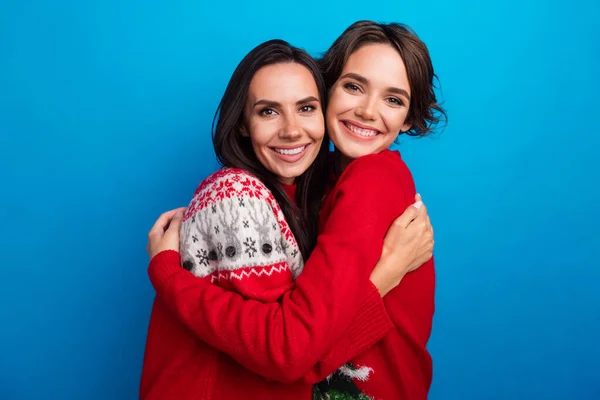 Zdjęcie Pozytywnych Dziewczyn Ciepłe Przytulanie Zabawy Boże Narodzenie Imprezy Odizolowany — Zdjęcie stockowe