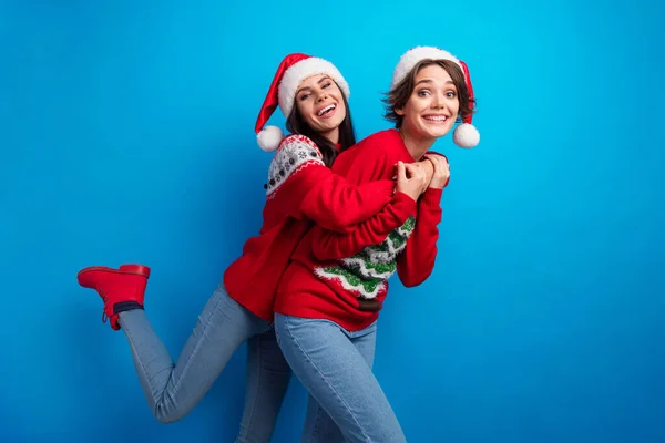 Photo Two Girls Elf Santa Claus Headwear Cuddling Celebrate New — Stock Photo, Image