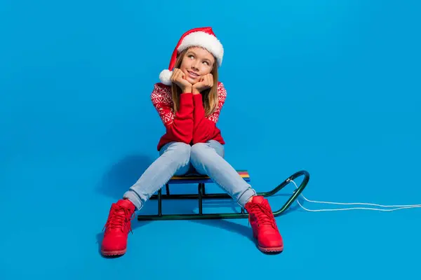 Full Längd Foto Drömmande Tonåring Flicka Bära Jumper Santa Hatt — Stockfoto