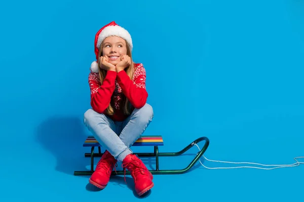 Full Längd Foto Positiv Tonåring Flicka Bära Jumper Santa Hatt — Stockfoto