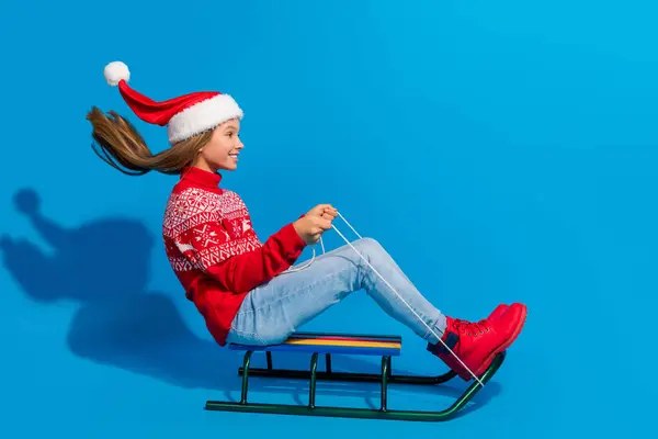 Full Length Φωτογραφία Του Ικανοποιημένου Κοριτσιού Φορούν Jumper Καπέλο Santa — Φωτογραφία Αρχείου