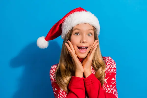 Porträtt Överlycklig Tonåring Flicka Bära Jumper Santa Hat Hålla Handflator — Stockfoto