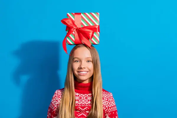 Porträtt Bedårande Glad Tonåring Flicka Med Blont Hår Bära Prydnad — Stockfoto