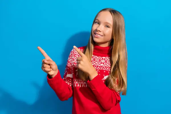 Porträtt Trevlig Tonåring Flicka Med Rak Frisyr Slitage Prydnad Hoppare — Stockfoto