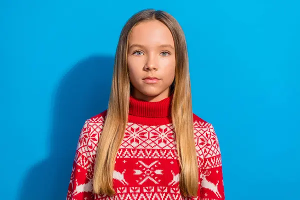 Porträtt Allvarliga Trevliga Tonåring Flicka Med Rak Frisyr Bära Varma — Stockfoto