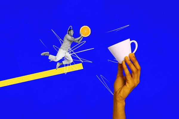 アクティブな面白い男の創造的な複合写真抽象的なコラージュは 青い色の背景に隔離された大きな白いカップでボールのようにオレンジを投げます — ストック写真