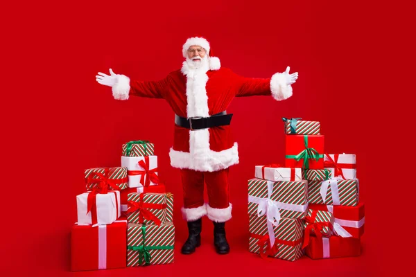 Full Length Φωτογραφία Του Θετικού Συνταξιούχου Καλή Διάθεση Santa Claus — Φωτογραφία Αρχείου