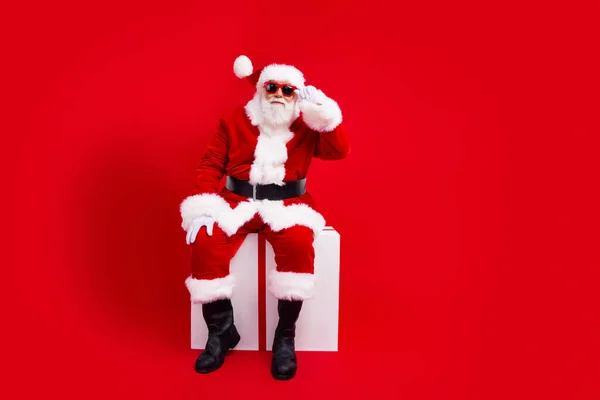 Φωτογραφία Του Χαρούμενου Άνδρα Ντυμένο Santa Claus Κοστούμι Αφής Γυαλιά — Φωτογραφία Αρχείου