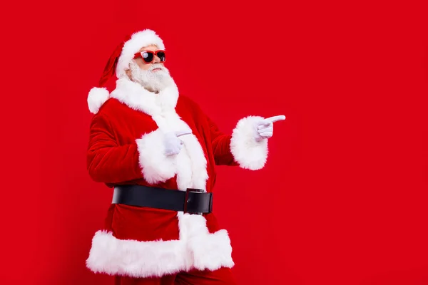Φωτογραφία Του Εκκεντρικού Santa Claus Δείχνουν Δάχτυλα Κενό Χώρο Πληροφορίες — Φωτογραφία Αρχείου