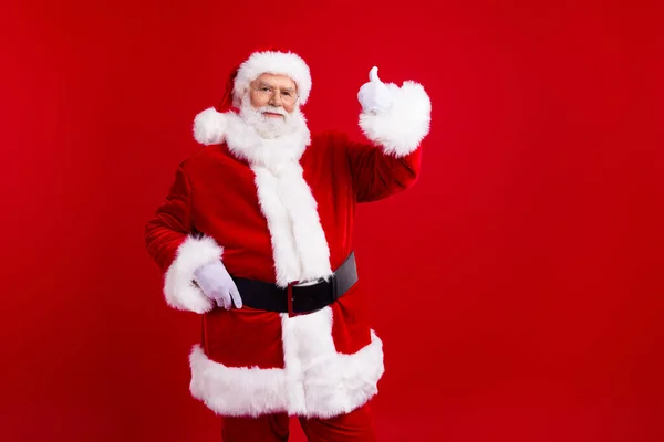 良い気分の写真満足した男サンタクロースは 赤い色の背景に隔離された空のスペースを提供するクリスマスの新年の親指を示しています — ストック写真