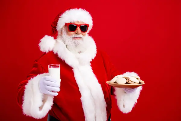 Photo Positive Cheerful Grandfather Wear Stylish Santa Costume Hold Glass — Stock Photo, Image