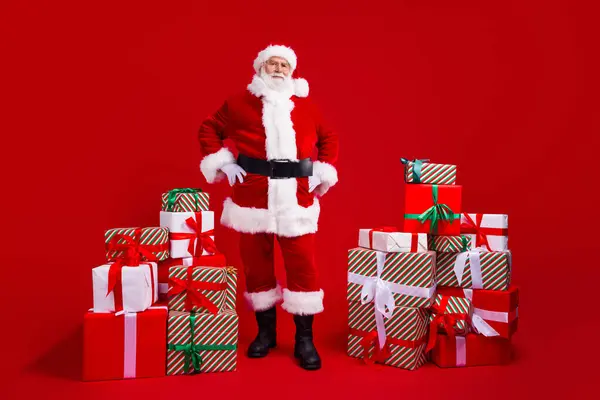 Full Length Φωτογραφία Του Ηλικιωμένου Χαρούμενος Άνθρωπος Santa Claus Βόρειο — Φωτογραφία Αρχείου