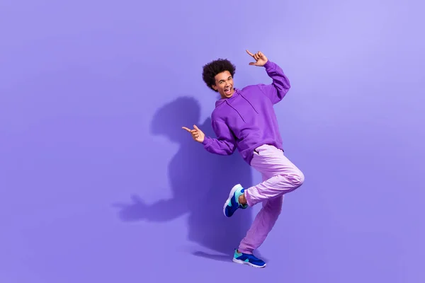 全长照片的乐观积极的家伙非洲的发型穿紫色套头衫促销购物孤立的紫色背景 — 图库照片