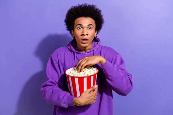 Photo Impressed Shocked Guy Youngster Open Mouth Speechless Eating Popcorn — Stock Photo, Image