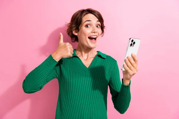 Muotokuva Tyytyväinen Iloinen Nainen Käyttää Tyylikäs Vaatteita Pidä Älypuhelin Osoittaa — kuvapankkivalokuva