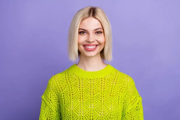 照片上可爱快乐的女士身穿绿色套头衫笑着 露出洁白的牙齿孤立的紫色背景 — 图库照片