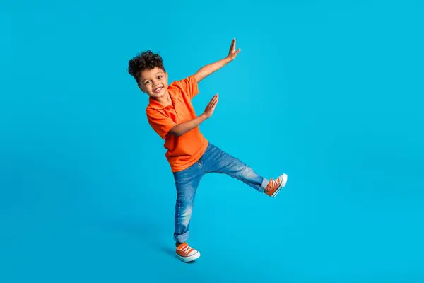 Tam Vücut Boy Dans Fotoğrafı Havalı Küçük Çocuk Kollarını Gösteriyor — Stok fotoğraf