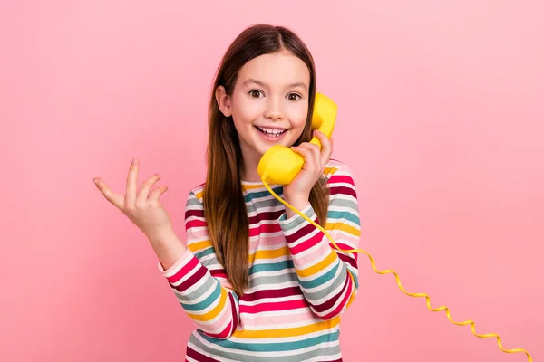 Çağrı Arkadaşlarının Fotoğrafı Kablolu Telefondan Küçük Bir Kız Heyecanlı Bir — Stok fotoğraf