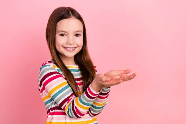 Photo Funny Small Girl Holding Two Arms Empty Space Advertising — Stock Photo, Image