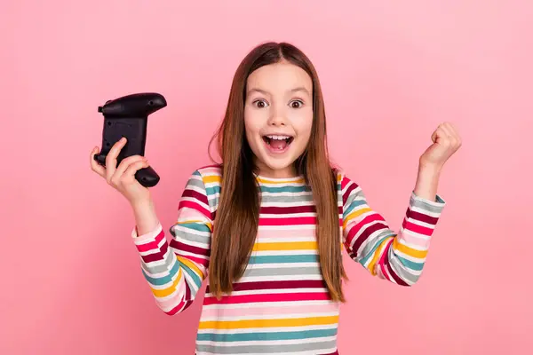 Çılgın Liseli Kızın Fotoğrafı Yaz Tatilini Playstation Oyuncusu Bluetooth Kumandası — Stok fotoğraf