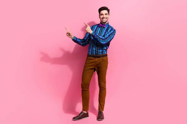 若い紳士の完全な長さの写真は ピンク色の背景で隔離された指モックアップ流行党を指すヴィンテージスタイリッシュな衣服を着用します — ストック写真
