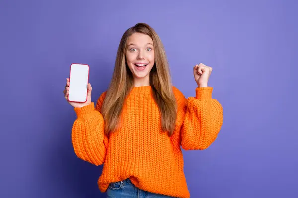 Şaşkınlıkla Kutlanan Zafer Fotoğrafı Genç Kız Elinde Akıllı Telefon Dokunmatik — Stok fotoğraf